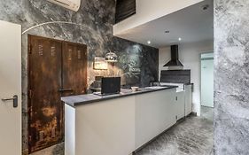 Magenta Pantheon Navona